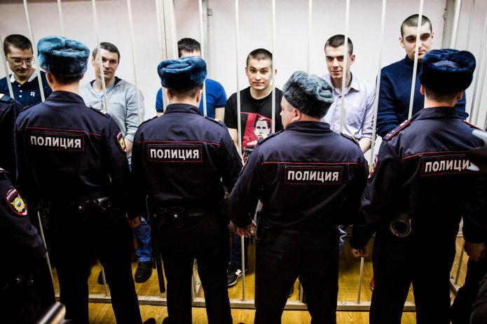 День приговора по «Болотному делу», 21 февраля 2014 год. Слева направо обвиняемые Ярослав Белоусов, Артем Савелов, Андрей Барабанов, Алексей Полихович, Денис Луцкевич, Степан Зимин / Фото: Евгений Фельдман