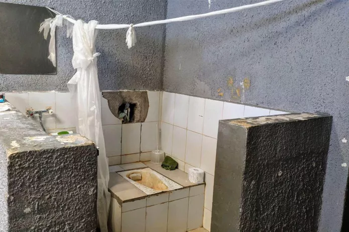 Туалет в камере в ЦВСИГ Сахарово / Фото из телеграм-канала Дмитрия Иванова «Протестный МГУ»