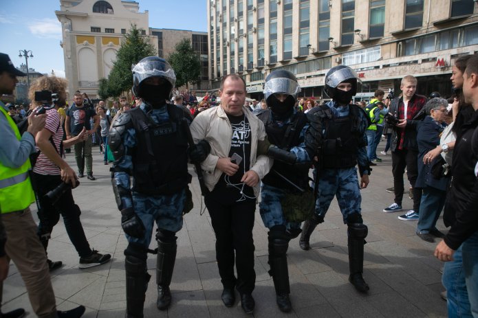 Задержание Игоря Каляпина на митинге 3 августа / Фото: Сергей Чижиков