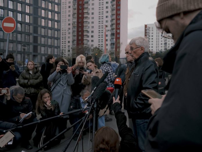 Олег Орлов и Ян Рачинский после заседания по отъему офиса «Мемориала», 7 октября 2022 год / Фото: Алиса Милчин для «Мемориала»