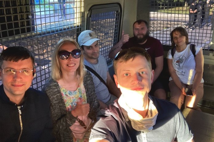 Задержанные активисты в автозаке, 10 июля 2020 года / Фото Сергея Власова