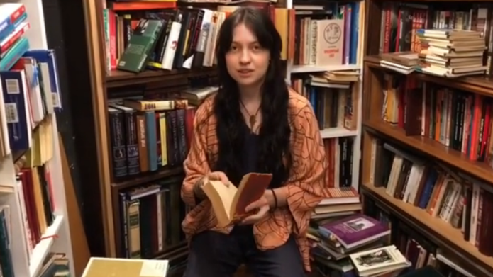 Настя рассказывает о книге из «Ходасевича» / Кадр из видео xodacevich, Instagram