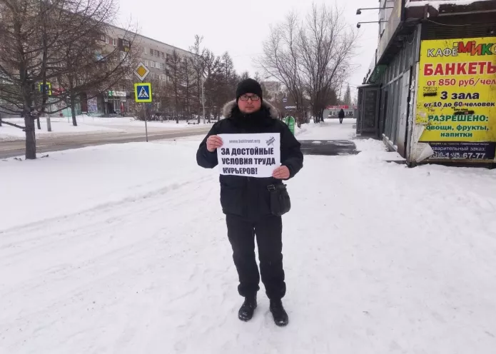 Артём Казаков на пикете в поддержку курьеров, 2022 год / Фото: «Левый Фронт - Омская область»