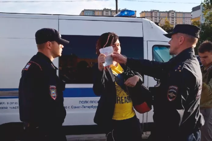 Макар (посередине), активист движения «Весна» / Фото предоставлено активистом