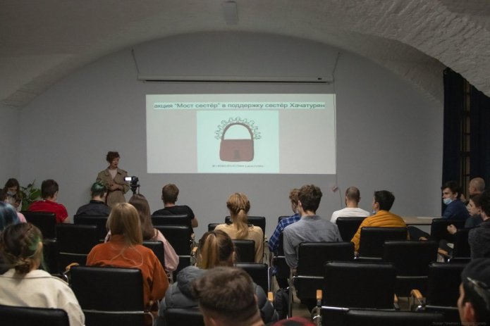 Дарья Серенко рассказывает о феминистском активизме на конференции «Протест как квест» / Фото: Руслан Терехов, Sota.Vision