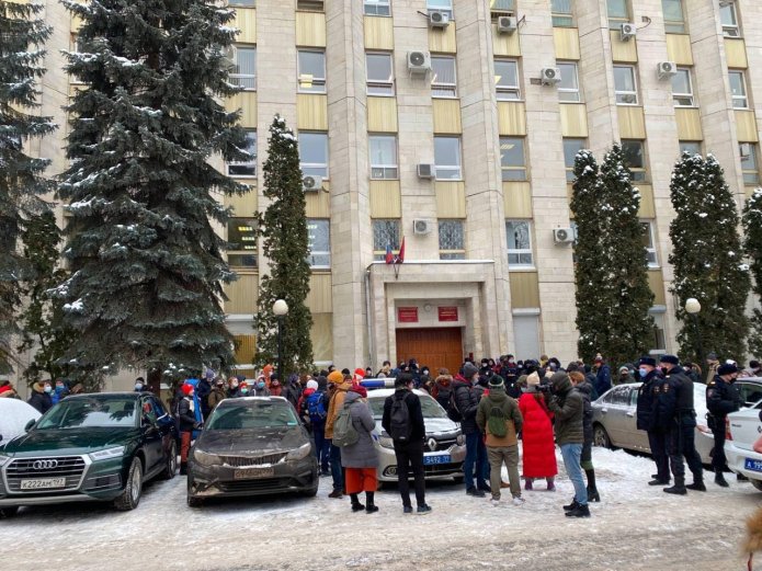 Люди перед зданием Головинского районного суда, 11 января 2021 год / Фото: телеграм-канал DOXA
