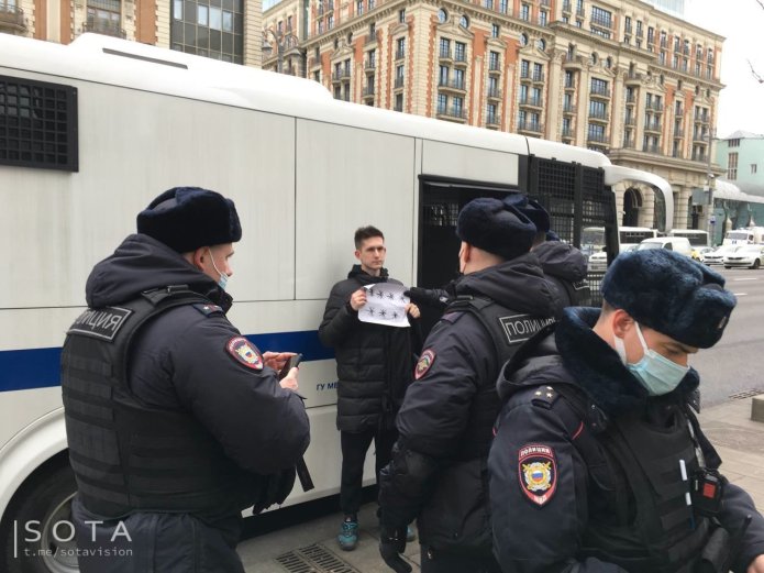 Arrest of Dmitri Reznikov for a poster reading “*** *****”/Photo: SOTA.VISION