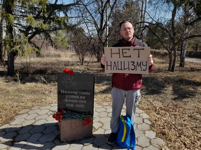 Ричард Роман Кинг в одиночном пикете у памятника малолетним узникам фашизма. Омск, 11 апреля 2022 года / Фото: телеграм-канал «Омское гражданское объединение»