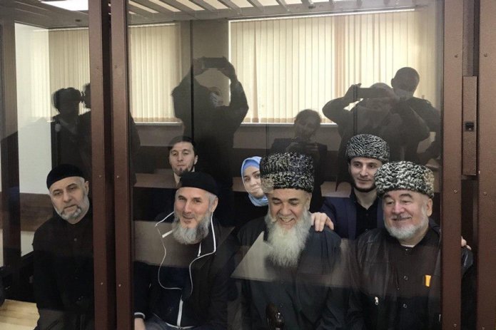 Обвиняемые по «Ингушскому делу» Малсаг Ужахов, Ахмед Барахоев, Муса Мальсагов, Барах Чемурзиев, Багаудин Хаутиев, Исмаил Нальгиев, Зарифа Саутиева перед оглашением приговора. Ессентуки, 15 декабря, 2021 год / Фото: ПЦ «Мемориал»