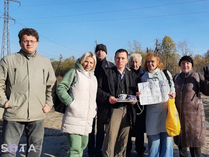 Роман Пичужин (в центре фото с чашкой) после освобождения из колонии в Покрове с группой поддержки / Фото: SOTA