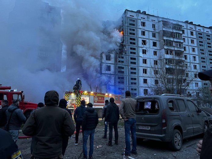 В ночь на 28 апреля 2023 года российские войска нанесли ракетный удар по украинскому городу Умань. Российская ракета попала в жилой девятиэтажный дом, в результате погибли 23 человека, в том числе шесть детей / Фото: телеграм-канал МВД Украины