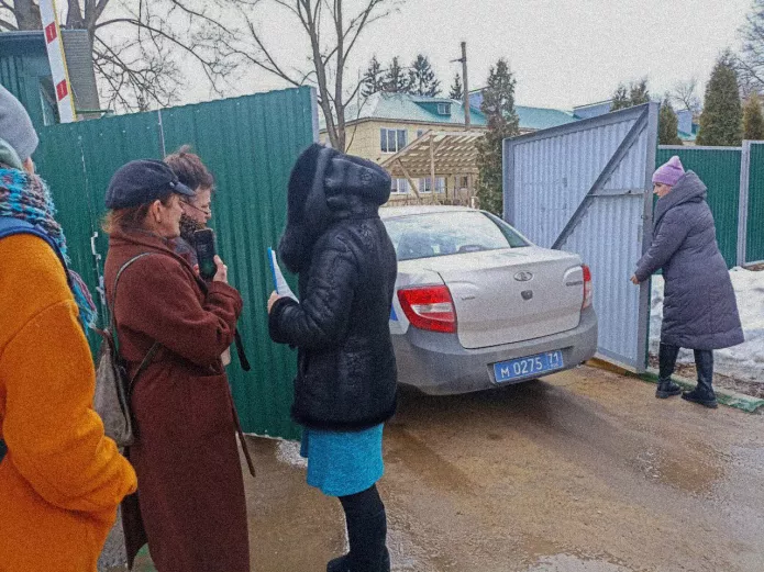 15 марта 2023 года активисты приехали к социально-реабилитационному центру в г. Ефремове чтобы подать заявление и сделать передачу для Маши Москалевой. На территорию учреждения их не пустили и заявление с передачей не приняли, сотрудники приюта вызвали полицию / Фото: «Свободу Маше Москалевой»