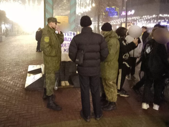 Казаки мешают проведению одиночного пикета активистки УФИ, Челябинск, 2 ноября 2023 г. / Фото: «Уральская феминистская инициатива»