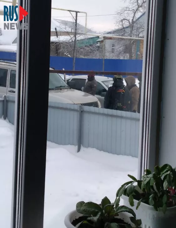 <em>Силовики у дома активистки Рашиды Файзуллиной в селе Ишмурзино, 21 января 2024 года / Фото: RusNews</em>