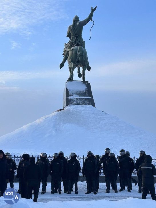<em>Көс струкуралары хеҙмәткәрҙәре Өфөләге Салауат Юлаев һәйкәле янында, 2024 йылдың 19 ғинуары / Фото: Влада Макейчик, SOTAvision</em>