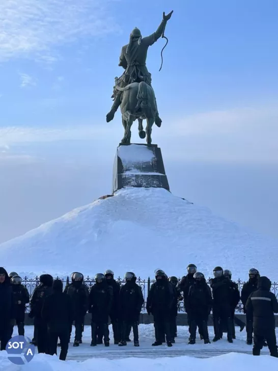 <em>Riot police at the monument to Salavat Yulaev — an organiser of Pugachev’s rebellion — during the Ufa protests. 19 January 2024 / Photo: Vlada Makeichik, SOTAvision</em>