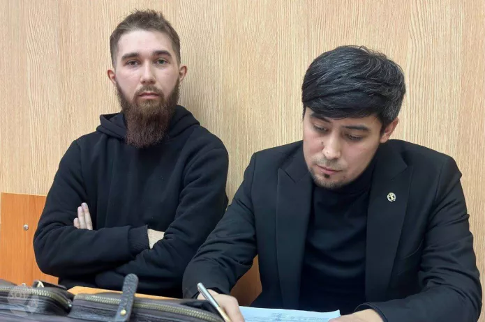 <em>Ильяс Байгускаров с адвокатом Радмиром Саниевем в Кировском районном суде Уфы, 22 января 2024 года / Фото: Влада Макейчик, SOTAvision</em>