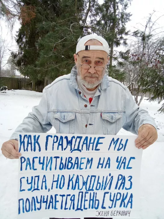 <em>Александр Правдин с сегодняшним (15 февраля 2024 года) плакатом с цитатой режиссерки Жени Беркович, находящейся в СИЗО по делу о публичном оправдании терроризма / Фото: телеграм-канал «Сиверская ворона»</em>