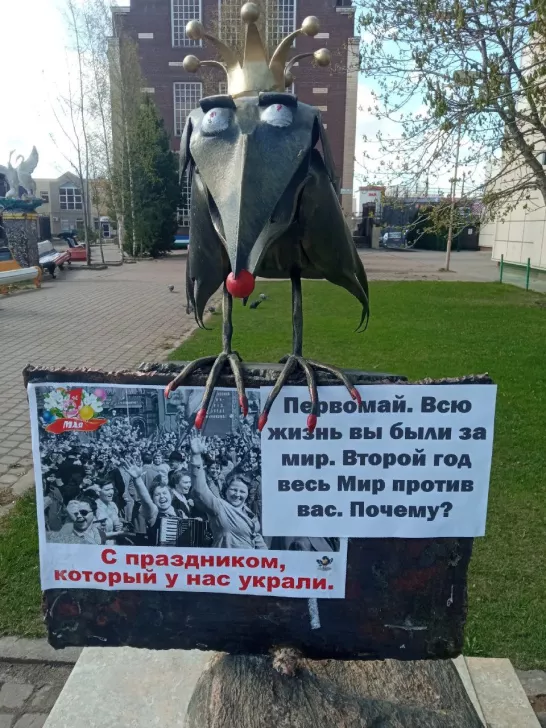 <em>Ворона с антивоенным плакатом до повторного демонтажа, 1 мая 2023 года / Фото: телеграм-канал «Сиверская ворона»</em>
