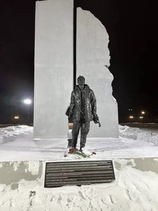 <em>Цветы у памятника жертвам политических репрессий в Сургуте, 16 февраля 2024 года / Фото: Varlamov News</em>