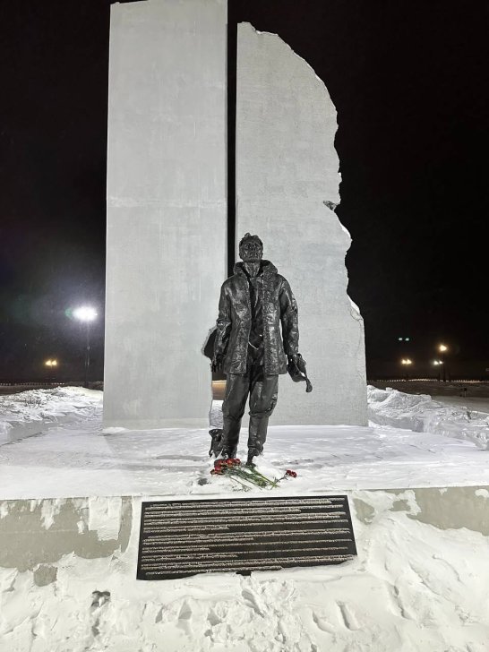<em>Цветы у памятника жертвам политических репрессий в Сургуте, 16 февраля 2024 года / Фото: Varlamov News</em>