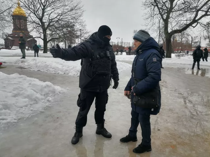 <em>Policeman detains Valeriya Gnusareva near the Solovetsky Stone, St. Petersburg, 17 February 2024 / Photo: <a href="https://t.me/MR7ru/20722">MR7 | Новости Петербурга</a></em>