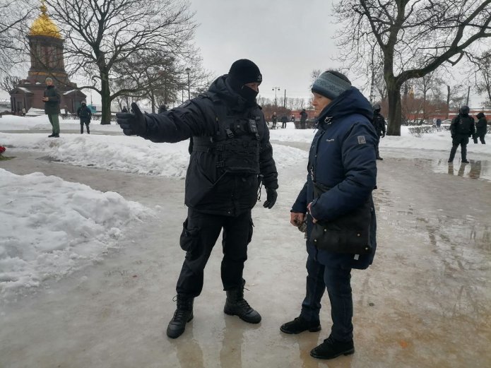 <em>Policeman detains Valeriya Gnusareva near the Solovetsky Stone, St. Petersburg, 17 February 2024 / Photo: <a href="https://t.me/MR7ru/20722">MR7 | Новости Петербурга</a></em>
