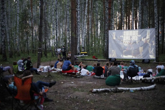 <em>Кинопоказ в Березовой роще, организованный местными жителями, июль 2023 года / Фото: Telegram-чат «Штаб Берёзовая Роща»</em>