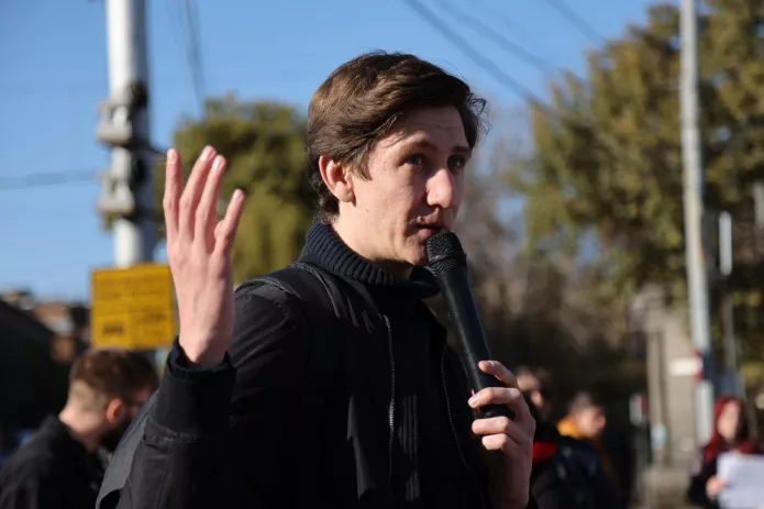 Даниил Чебыкин выступает на антивоенном митинге в Ереване, 17 ноября 2024 года / Фото: телеграм-канал «Чебыкин объяснит»