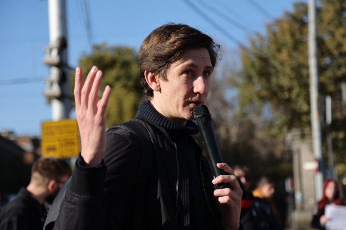 Даниил Чебыкин выступает на антивоенном митинге в Ереване, 17 ноября 2024 года / Фото: телеграм-канал «Чебыкин объяснит»