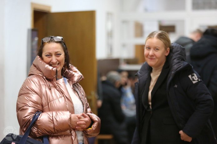 Галина, мама Солима (слева) и адвокат от ОВД-Инфо Наталия Тихонова в коридоре Басманного суда Москвы, 6 декабря 2024 г. / Фото: SOTAvision