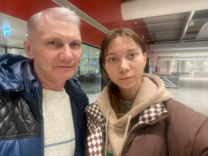 Алексей и Маша Москалевы в аэропорту / Источник: inTransit