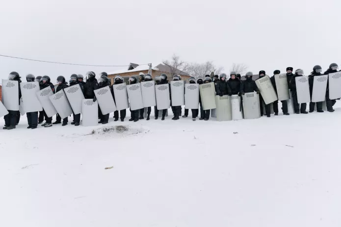 <em>Баймаҡтағы протесттар ваҡытында, 2024 йылдың 17 ғинуарында, көс структуралары хеҙмәткәрҙәре / Фото: ОВД-Инфо</em>