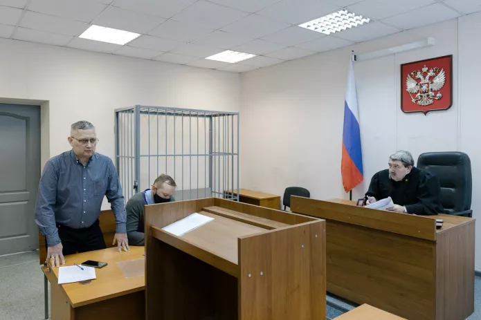 <em>Олег Букин, адвокат Дмитрий Палтусов и судья Владимир Ушаков в Ленинском районном суде Екатеринбурга, 27 декабря 2023 г. / Фото: Аня Марченкова для ОВД-Инфо</em>