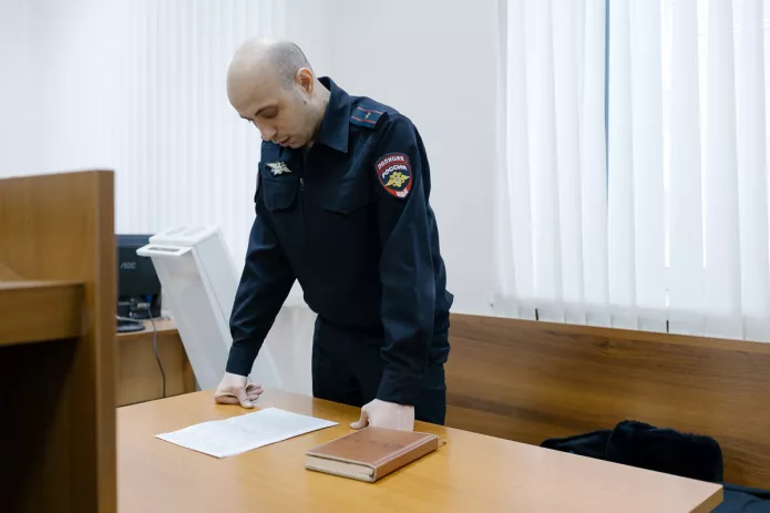 <em>Майор полиции Атар Омоев в Ленинском районном суде Екатеринбурга, 27 декабря 2023 г. / Фото: Аня Марченкова для ОВД-Инфо</em>
