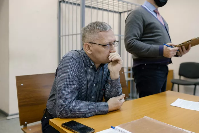 <em>Олег Букин в Ленинском районном суде Екатеринбурга, 27 декабря 2023 г. / Фото: Аня Марченкова для ОВД-Инфо</em>