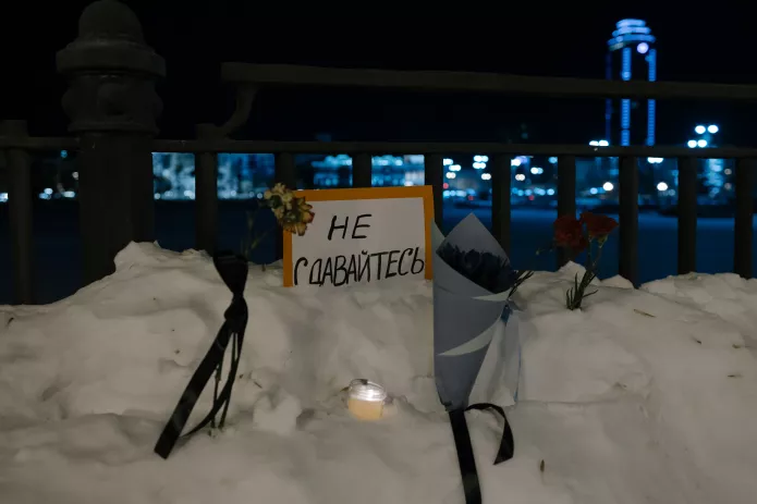 «Do not give up» sign at the improvised memorial in Yekaterinburg, 18 February 2024 / Photo: Anya Marchenkova
