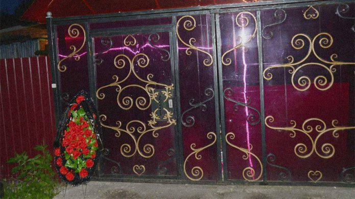 The funeral wreath left by unknown individuals near Elena Agafonova’s house. May 25th, 2023 / Photo: Тула Жесть