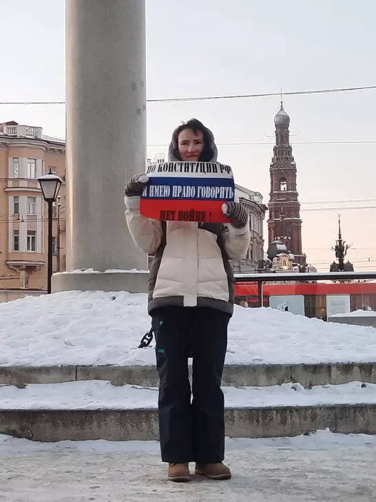Гулия Мухаметзянова в одиночном пикете у ТЦ «Кольцо», Казань, 4 декабря 2022 года. Фото: <a href="https://activatica.org/content/339f5174-6a45-4be5-a959-ba13b7920dd4/v-centre-kazani-prohodit-antivoennyj-piket">Активатика</a>