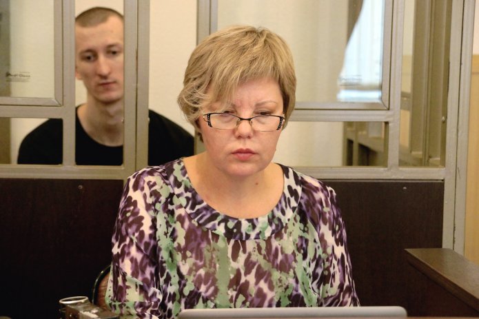 Светлана Сидоркина со своим подзащитным, антифашистом Александром Кольченко / Фото: Антон Наумлюк