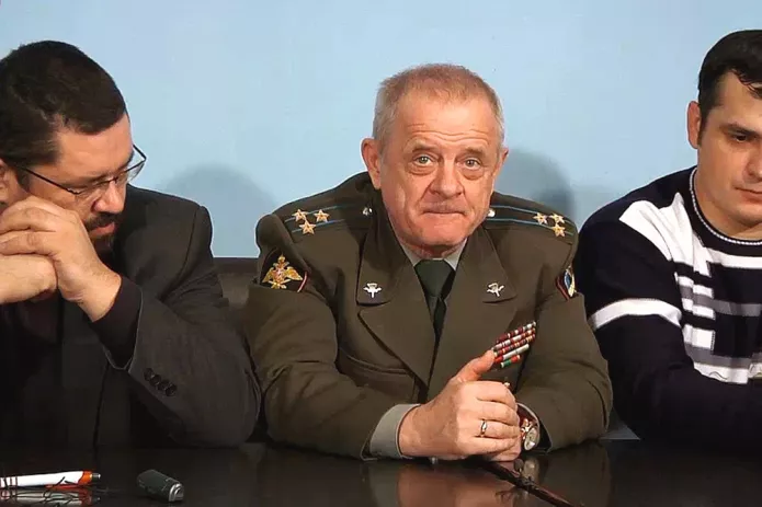 Владимир Квачков (в центре) и его соратник Юрий Екишев (слева) на совещании «Народного фронта освобождения России». Москва,19 декабря 2010 год / Кадр из передачи Neuromir TV