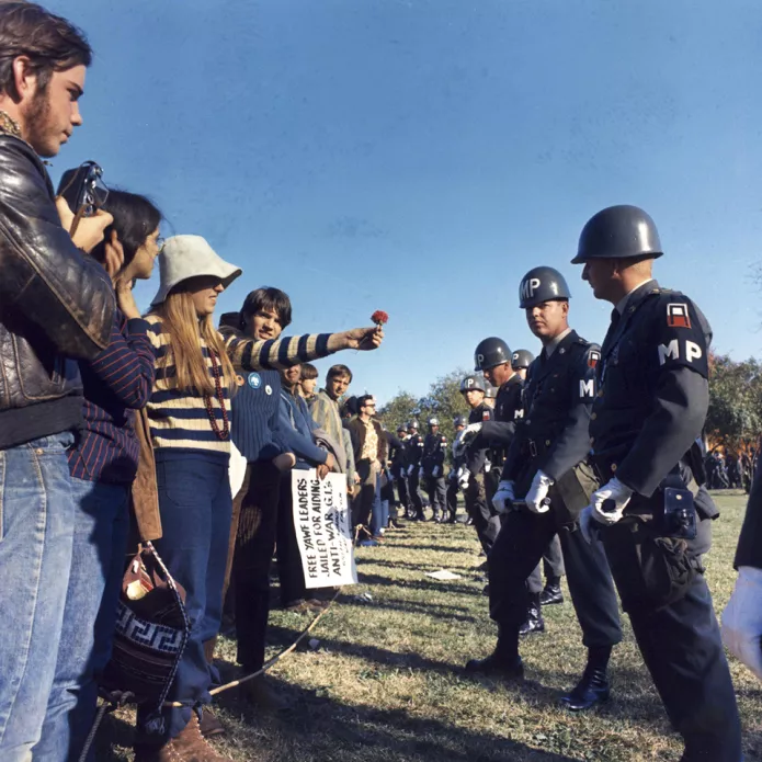 A female demonstrator offers a flower as a symbol of peace to an American military police officer during the «March on The Pentagon», in Arlington, Virginia, USA, 21 October 1967 / Photo: S.Sgt. Albert R. Simpson, National Archives and Records Administration