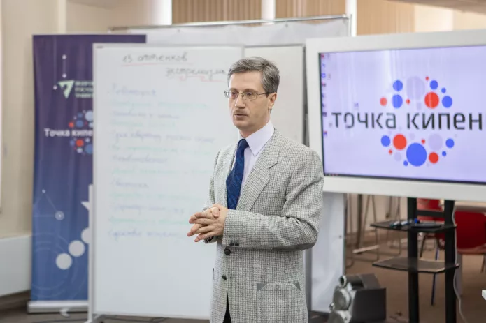 Роман Мельниченко в пространстве коллективной работы «Точка кипения» в Волгограде / фото из личных соцсетей