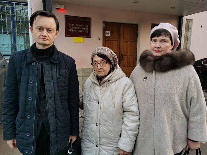 Lawyer Grigory Lutskevich, Andrey's grandmother Anna and his mother Tatyana / Photo: Free People of Voronezh