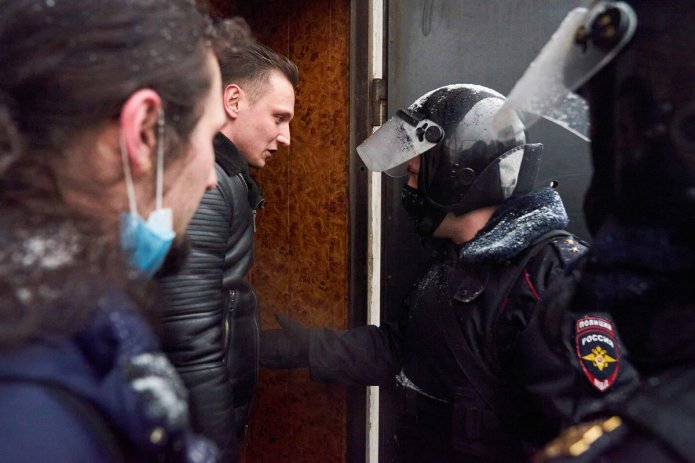 Полицейские пытаются задержать адвоката Дмитрия Захватова в коллегии адвокатов недалеко от «Матросской тишины», Москва, 31 января 2021 года / Фото: Валерий Теневой