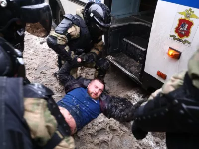      Российские власти сообщили о более чем 17 тысячах задержанных на зимних акциях 2021 года
    