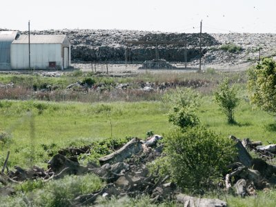 «Хоть убивайте нас, хоть едьте по нам». Как кубанская станица борется со свалкой, окруженной рисовыми чеками