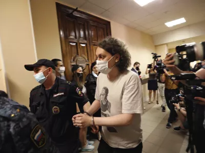      «Если нет реальных радикалов, сгодится и Хованский»: что известно об уголовном деле против видеоблогера
    