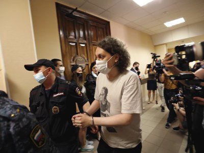 «Если нет реальных радикалов, сгодится и Хованский»: что известно об уголовном деле против видеоблогера