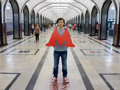  «А зачем убегал?»: автору логотипа московского метро сломали ногу перед акцией у мэрии 